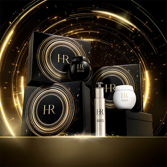 Een luxueuze presentatie van Helena Rubinstein producten, met twee zwarte geschenkdozen versierd met gouden patronen, een Re-Plasty Age Recovery creme in een zwarte pot, een Re-Plasty Pro-Filler serum in een zilveren fles en een Re-Plasty Age Recovery creme in een witte pot. Het geheel wordt tentoongesteld op een gouden ondergrond tegen een zwarte achtergrond met lichtgevende gouden spiralen, die elegantie en verfijning oproepen.