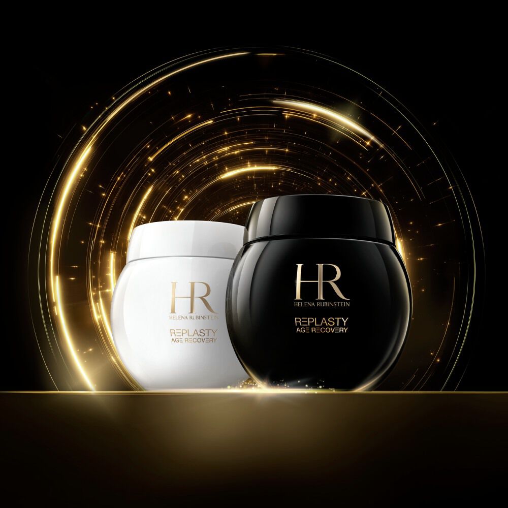 Helena Rubinstein Re-Plasty Age Recovery cremes in zwarte en witte potten, omgeven door gouden lichtsporen op een zwarte achtergrond.