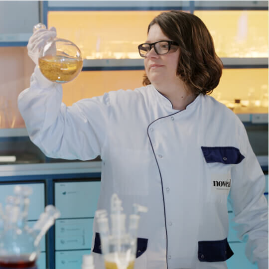 Wetenschapper die Pro-Xylane™ in het laboratorium formuleert voor de Helena Rubinstein Replasty-innovatie. 