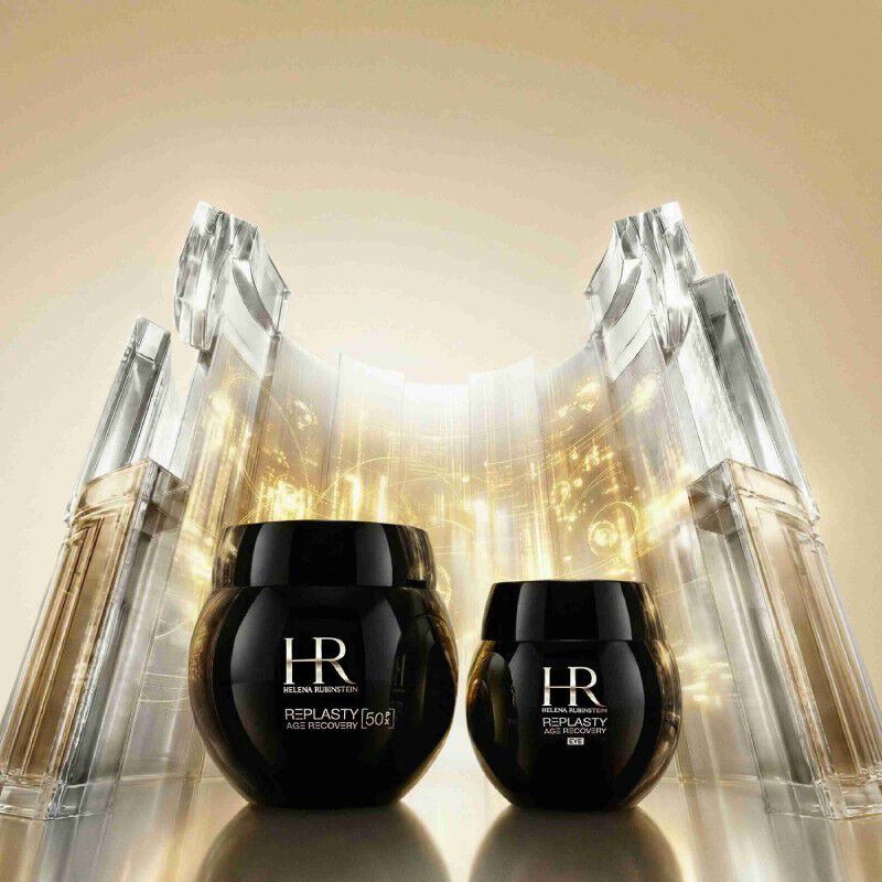 Helena Rubinstein Replasty potten tegen een lichtgevende glazen achtergrond.​