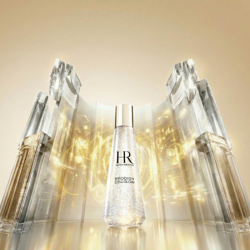 Helena Rubinstein Cellglow potten tegen een lichtgevende glazen achtergrond.​