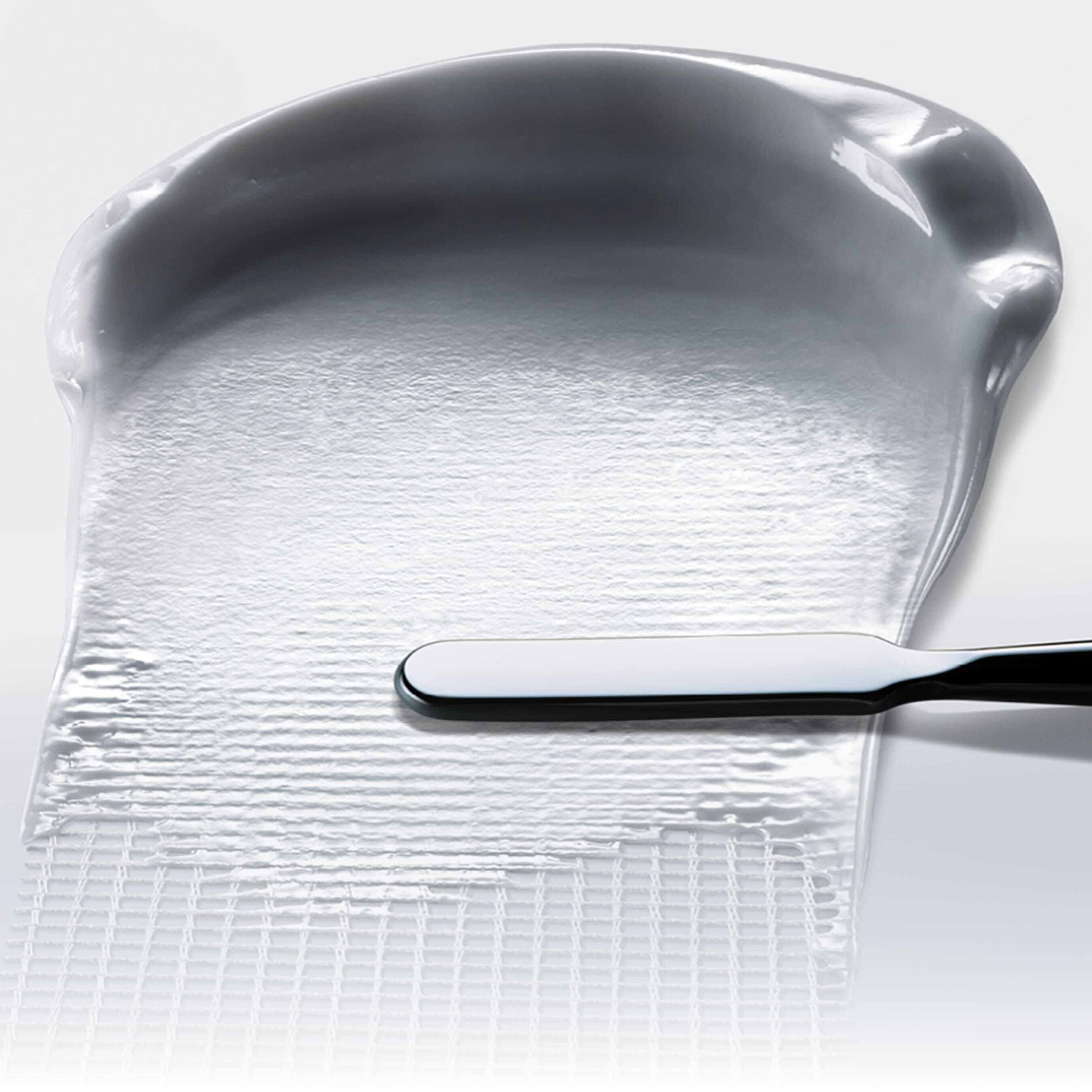 De ademende bandage-textuur van Helena Rubinstein REPLASTY, uitgesmeerd met een spatel voor huidherstel.