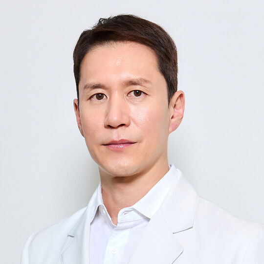 Portret van dr. Hong, vooraanstaand dermatoloog bij de hus,hu-kliniek en partner van Helena Rubinstein.