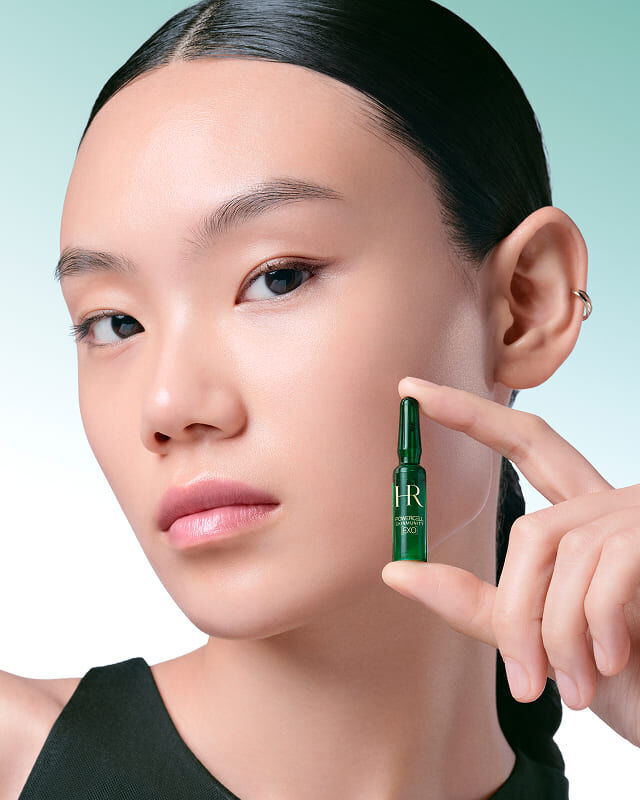 Model met een groene Powercell Skinmunity EXO-ampul in de hand.