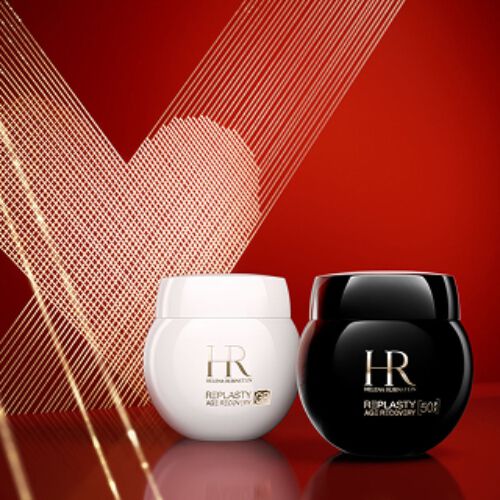 Productfoto van de Helena Rubinstein Re-Plasty Age Recovery Dagcreme in een glanzende witte pot en de Re-Plasty Age Recovery Nachtcreme in een glanzende zwarte pot. De potten staan naast elkaar op een reflecterend rood oppervlak tegen een dieprode achtergrond met een gouden line-art hart.​
