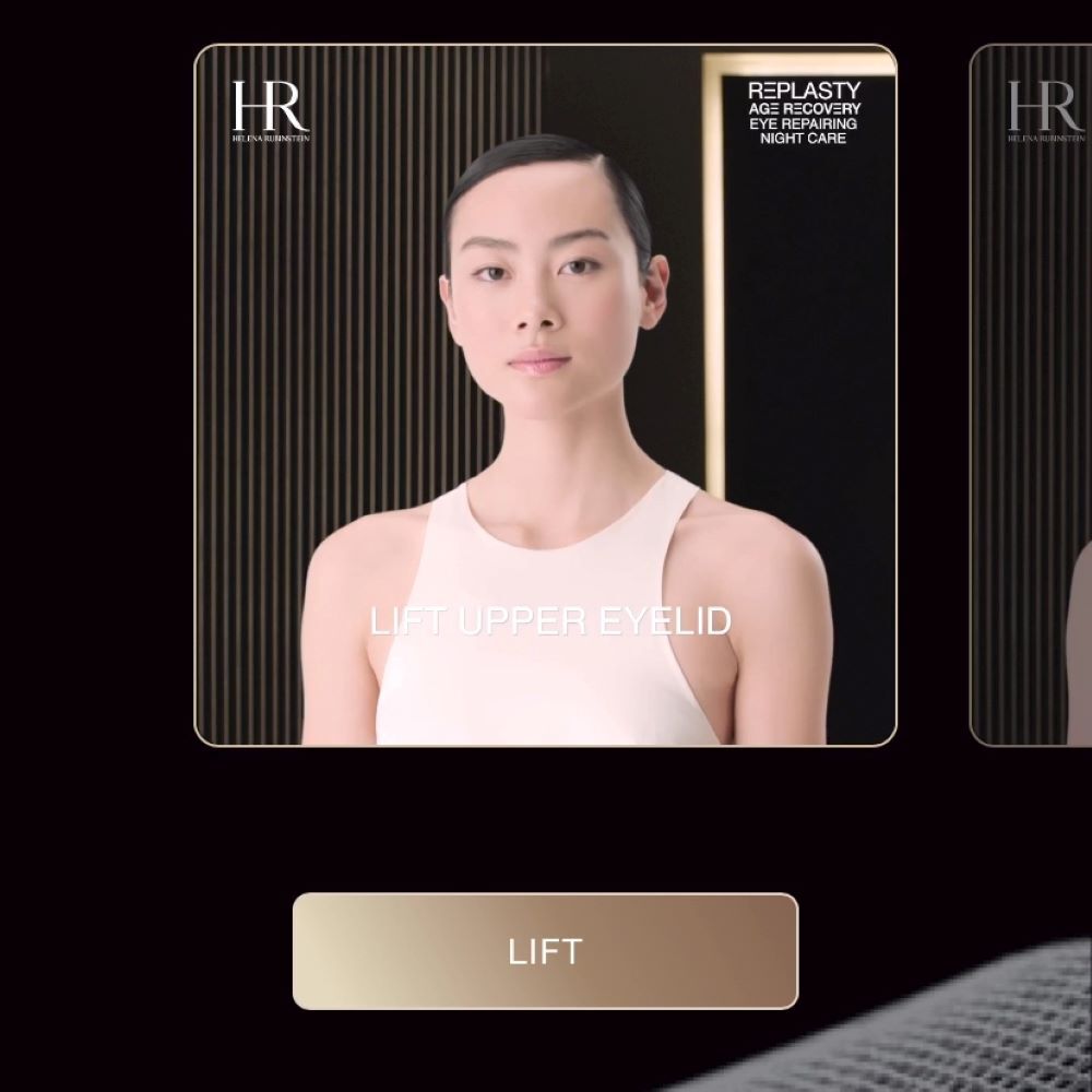 Vrouw kijkt naar scherm, tekst "LIFT UPPER EYELID" en "LIFT" knop eronder.