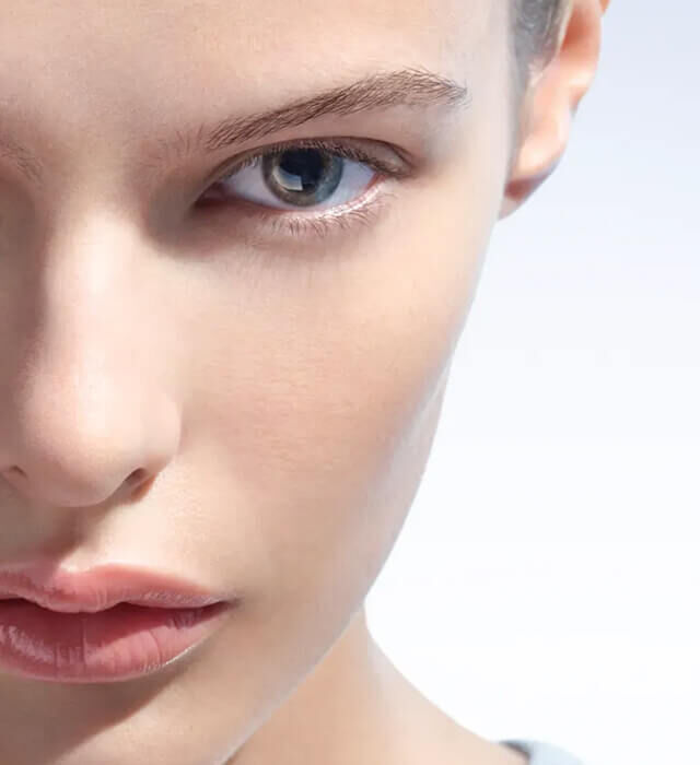 Model met een heldere huid dat de voordelen van Pure Ritual illustreert: verwijdert verontreinigingen, behoudt de huidbarriere en herstelt het evenwicht.