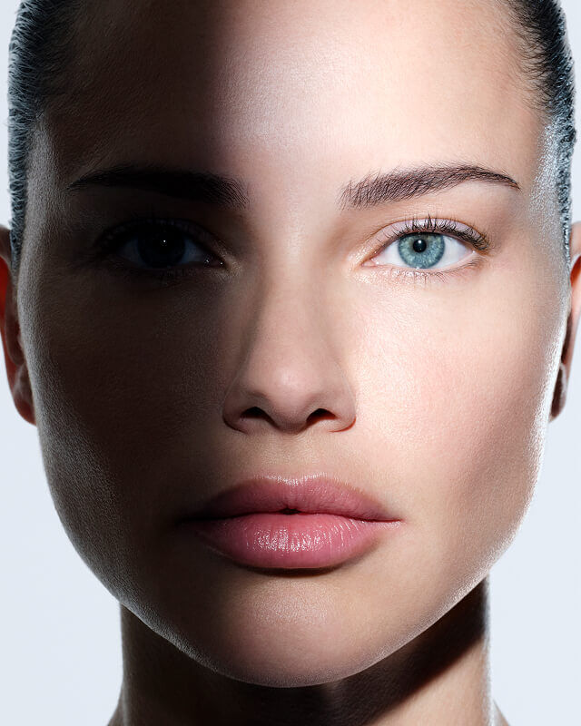 Gezicht van een vrouw met Helena Rubinstein REPLASTY creme en innovatieve bandage-textuur op haar wang.