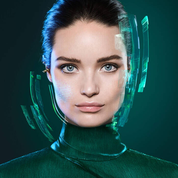 Monochroom portret van een vrouw in groene kleding tegen een levendige groene achtergrond.
