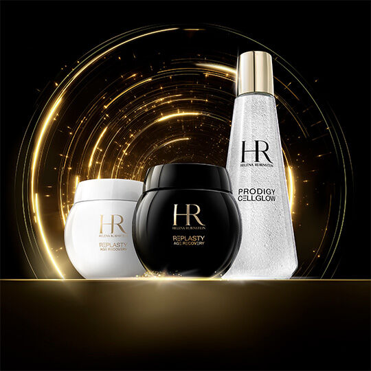 Helena Rubinstein Re-Plasty Age Recovery cremes (zwarte en witte potten) en een Prodigy Cellglow fles, geplaatst tegen een achtergrond van sprankelend gouden licht op zwart.