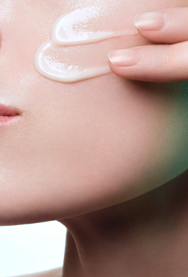 Breng het Powercell Skinmunity [EXO] Serum met zijn lichte textuur aan op de wang, waar het onmiddellijk wordt opgenomen.
