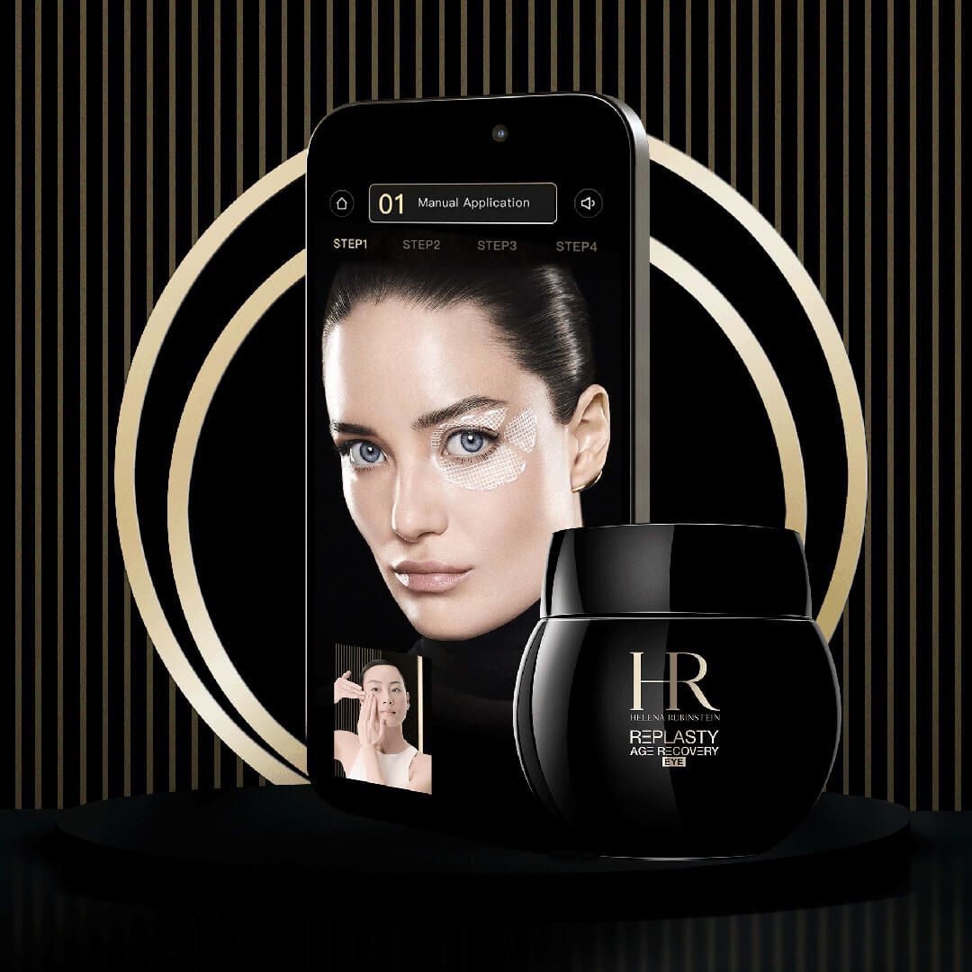 Helena Rubinstein pot en smartphone met een oogtutorial met patches.