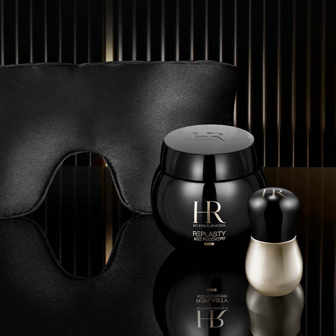 Helena Rubinstein Replasty Age Recovery Nachtverzorgingspot voor de ogen gepresenteerd met een luxe zijden slaapmasker en een precisie-applicator om een premium nachtelijk oogherstelritueel te illustreren