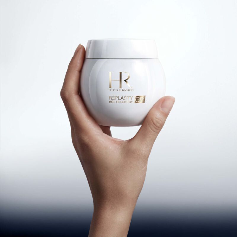 Hand met Helena Rubinstein RePLASTY Age Recovery pot.​