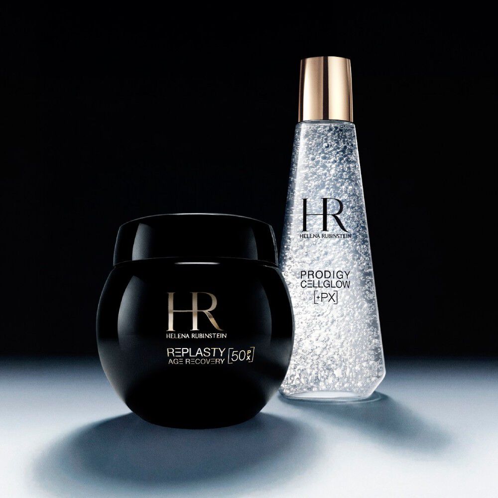Helena Rubinstein Prodigy Cellglow serumfles (helder, bubbels) en Re-Plasty cremepot (zwart). Geplaatst op een getextureerde en lichtgevende witte achtergrond, wat elegantie en huidverzorgingseffectiviteit symboliseert.