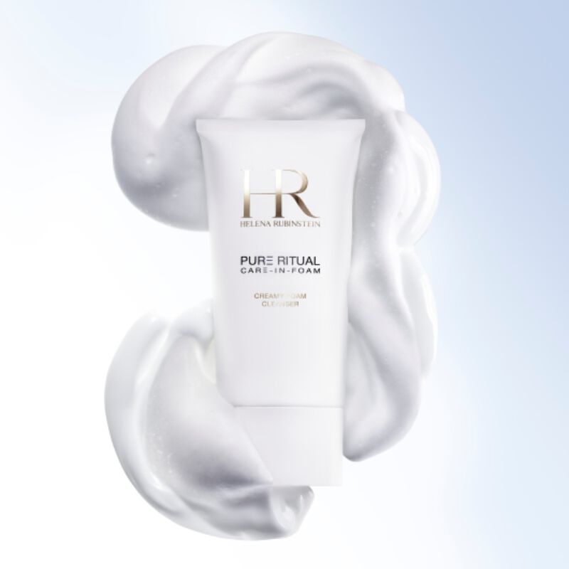 Pure Ritual Care-in-Foam buis omgeven door een rijke, luchtige witte schuimtextuur voor huidzuiverheid.