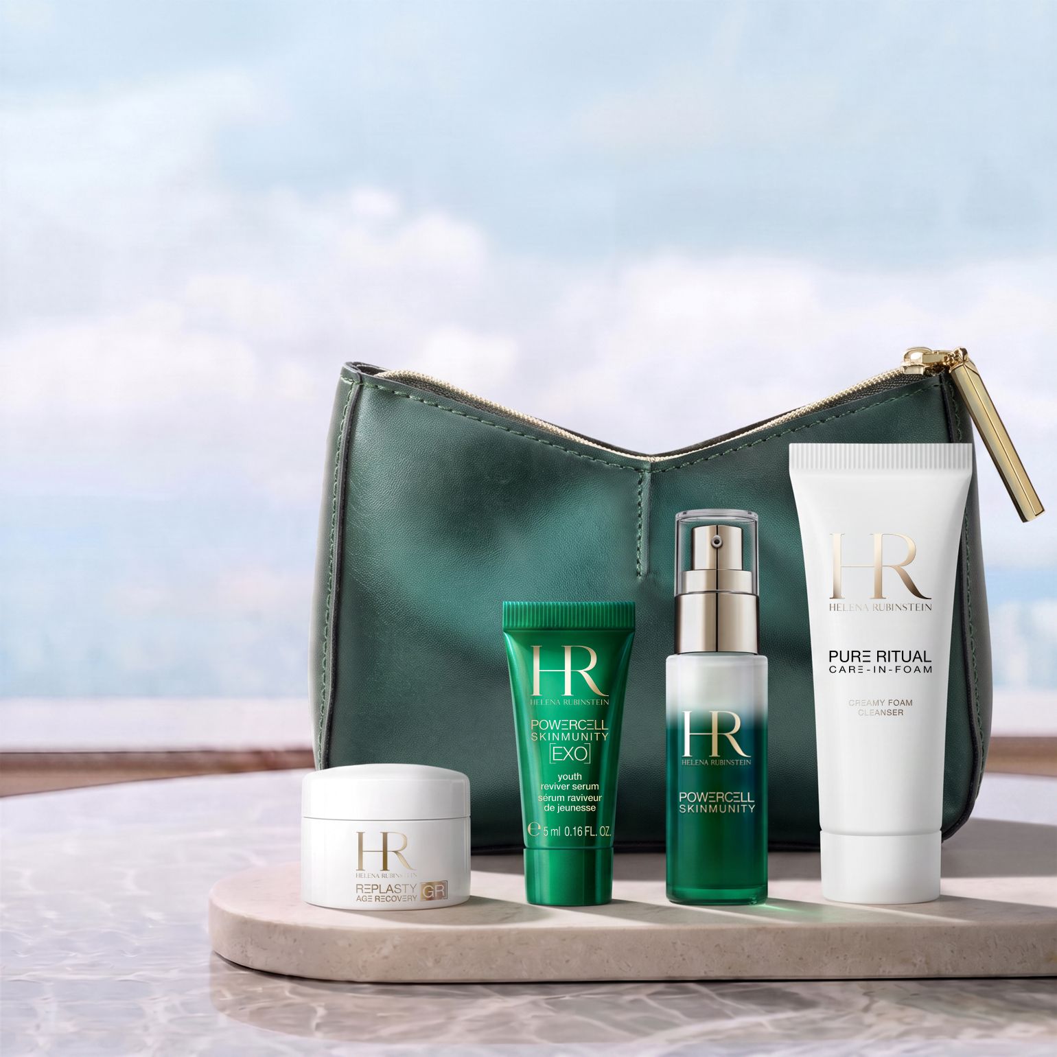Een groene cosmetische etui van Helena Rubinstein voor een helder landschap, omringd door vier miniatuur huidverzorgingsproducten: een Re-Plasty crème, een Powercell [EXO] mini-serum, een Powercell Skinmunity serum en een Pure Ritual cleanser.​